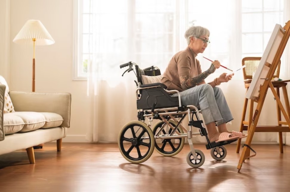 Senhora na cadeira de roda pintando quadro Senhora na cadeira de roda pintando quadro