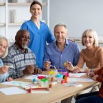 Terapeuta com turma de idosos aplicando atividade de pintura