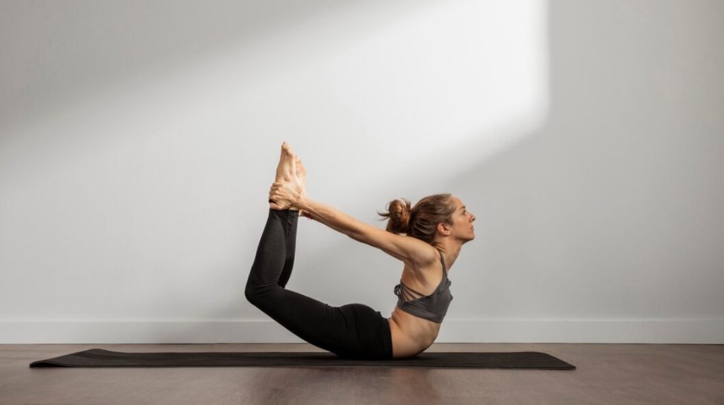 Jovem em posição de alongamento complexa no Yoga Jovem em posição de alongamento complexa no Yoga