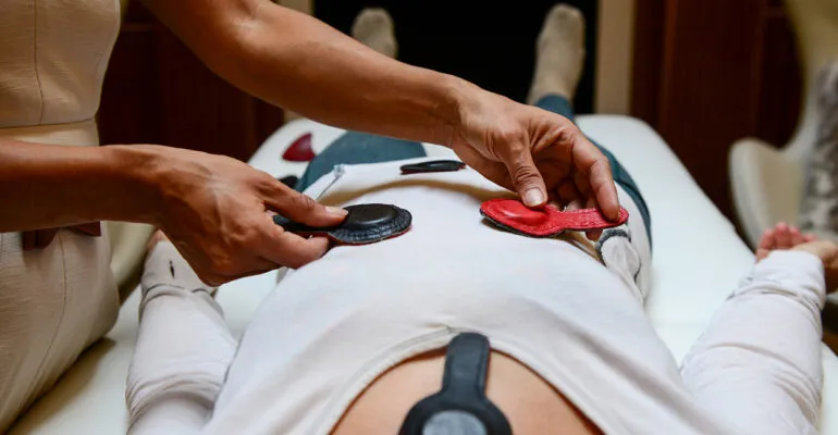 Aplicação de biomagnetismo medicinal