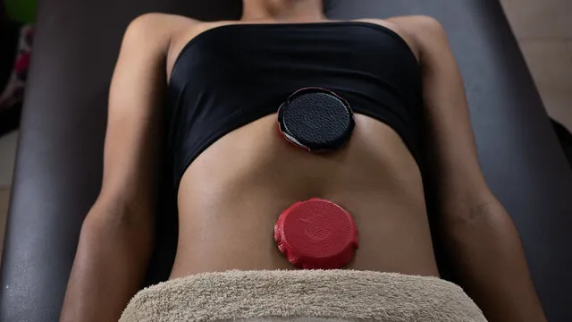 Mulher deitada fazendo terapia de biomagnetismo