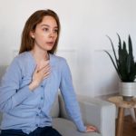 Mulher respirando fundo