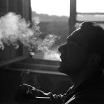 Vício em cigarro pode levar a transtornos como ansiedade, transtornos de pânico, depressão e, ainda, pensamentos suicidas.