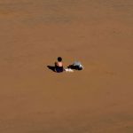 Pessoa sozinha no deserto em busca de pertencimento