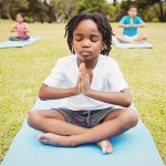 Criança praticando meditação