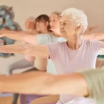 Prática de yoga para um envelhecimento saudável.