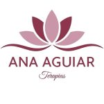 Uma flor de lótus em tons de rosa e vinho. Abaixo da flor está escrito ANA AGUIAR em letras maiores e, logo abaixo, a palavra terapias.