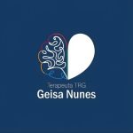 Terapeuta Geisa Nunes. Logotipo em fundo azul escuro. No centro, forma de coração dividida ao meio. Lado esquerdo do coração com desenho abstrato de um cérebro em linhas finas coloridas. Lado direito do coração em branco, liso. Abaixo do símbolo, texto “Terapeuta TRG” em fonte clara e, logo abaixo, o nome “Geisa Nunes” em destaque, em letras brancas.