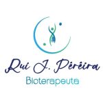 Terapeuta Rui J. Pereira. Logotipo em fundo branco. Na parte superior, símbolo circular incompleto em tons de azul e verde. No centro do círculo, figura humana estilizada com braços erguidos, integrada a uma hélice de DNA em azul e verde, com pequenos pontos circulares ao redor. Abaixo do símbolo, texto “Rui J. Pereira” em fonte cursiva azul escura. Logo abaixo, a palavra “Bioterapeuta” em fonte simples, na cor azul claro.
